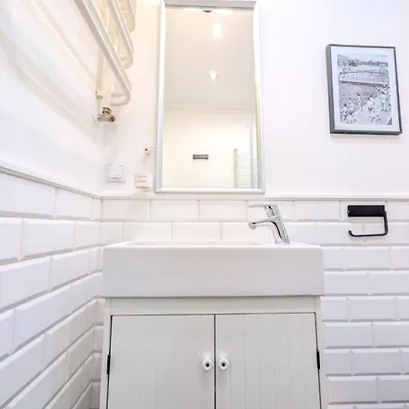 Rynek Serenity By Bookinghost