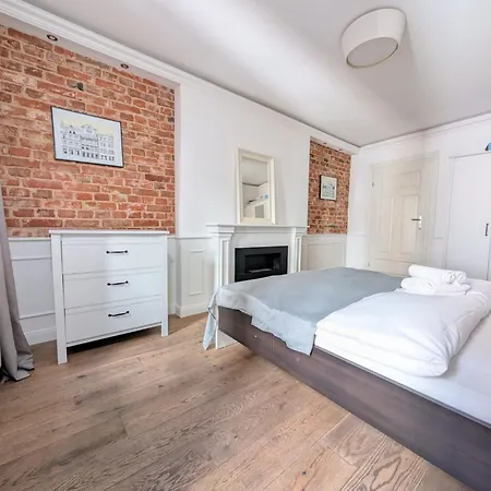 Rynek Serenity By Bookinghost *