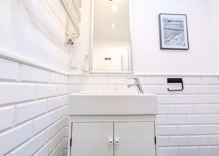 Rynek Serenity By Bookinghost